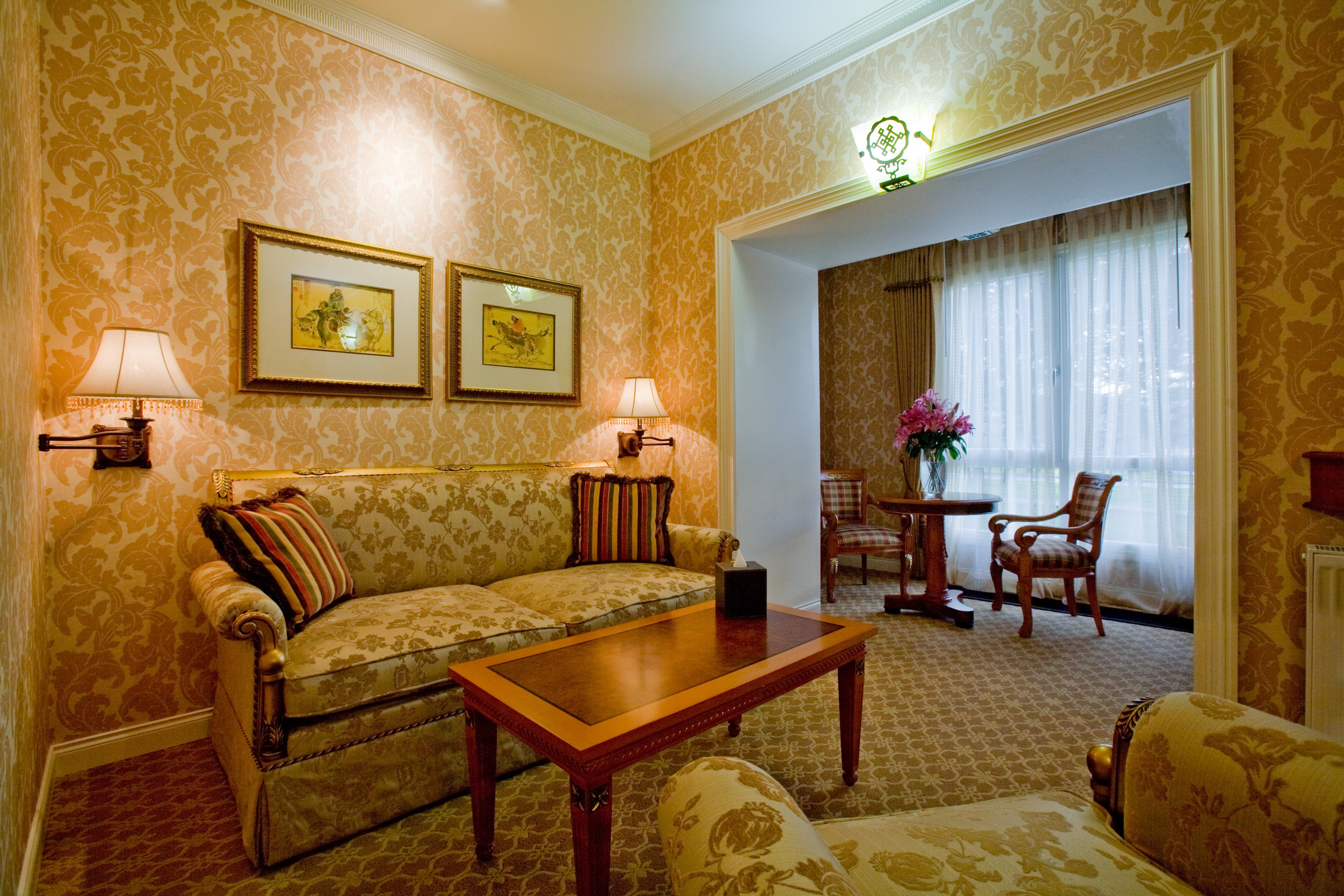 DELUXE SUITE