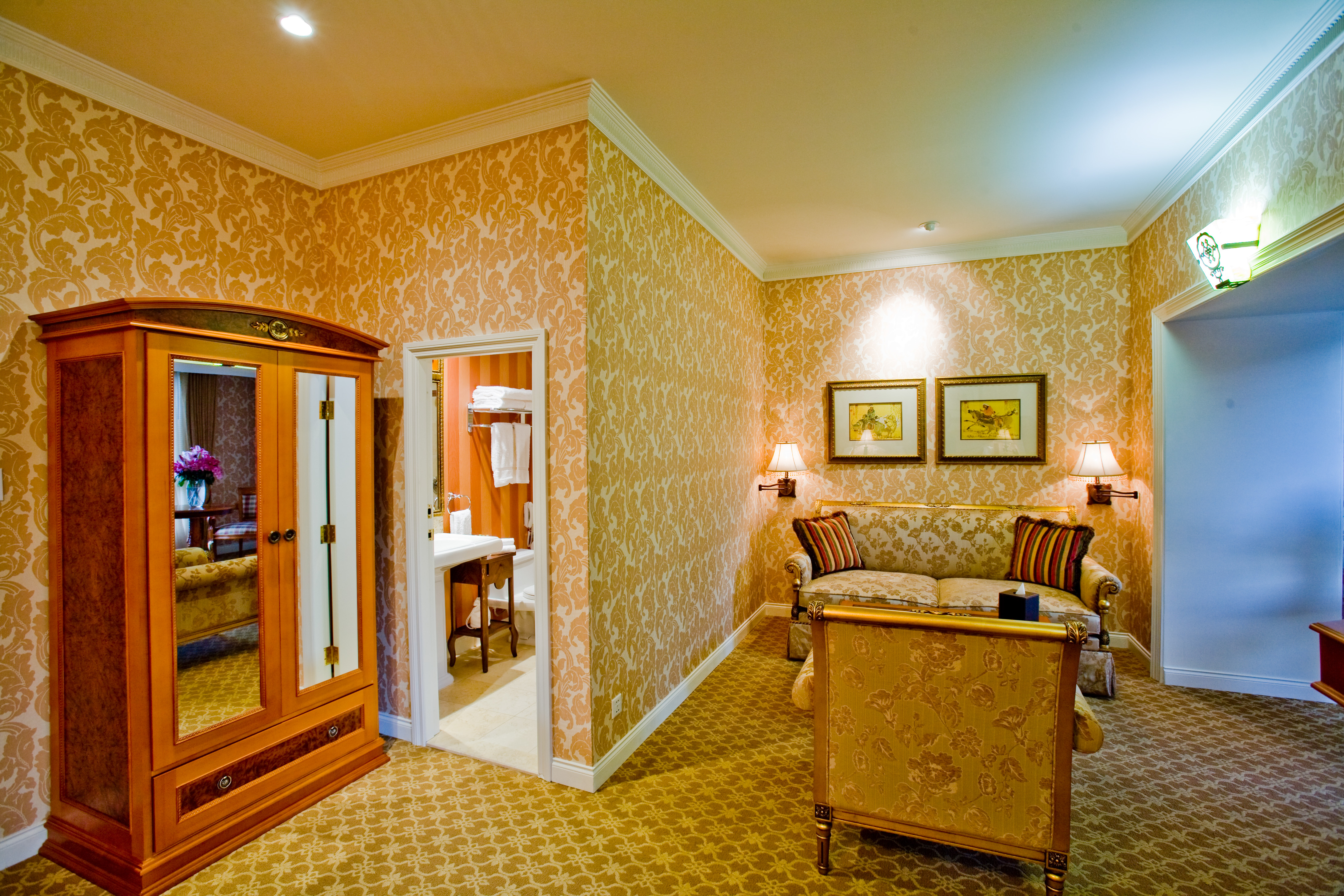 DELUXE SUITE